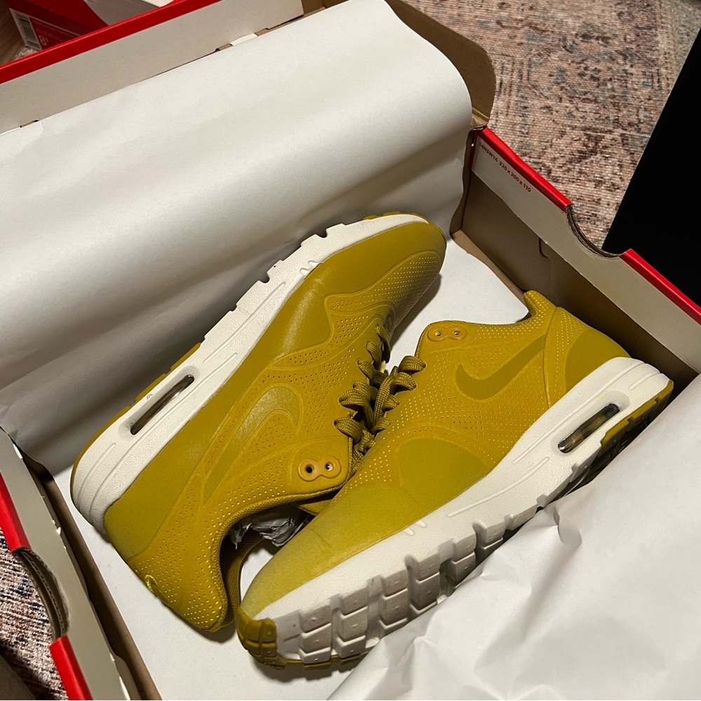 Nike shoes /yellow-greenish /rare color/ amazing condition